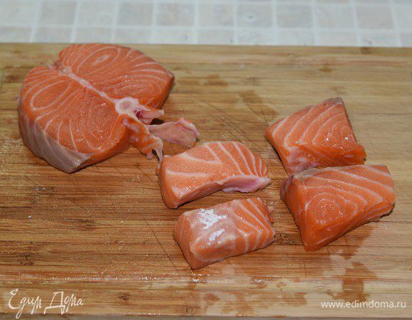 Рыбу почистить, порезать на куски для обжарки.