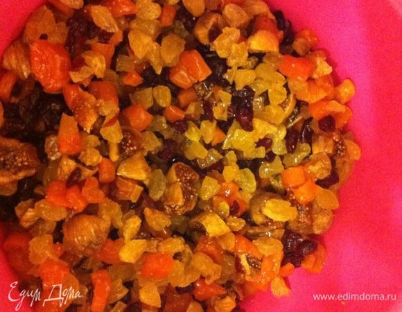 Для куличей с сухофруктами замочить их заранее в роме (коньяк, ликер) желательно за неделю. 