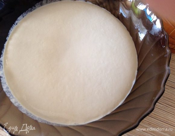 Для опары сливки подогреть и распустить в них дрожжи. Добавить 500 г муки и тщательно перемешать. Накрыть полотенцем и поставить в теплое место для подъема.
