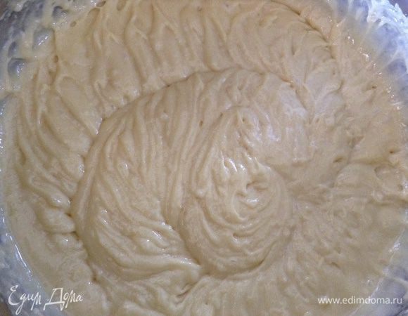 Яичные желтки отделить от белков, белки убрать в холодильник. Желтки тщательно растереть с сахаром и ванилином. Масло растопить на горячей водяной бане.