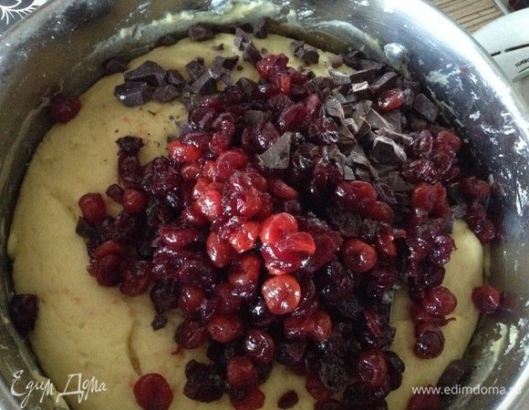 Сухофрукты обвалять в муке, вмешать в тесто. Для шоколадных куличей шоколад измельчить в блендере или мелко порубить. Добавить его к поднявшемуся тесту и быстро перемешать. Оставить на 10 минут.
