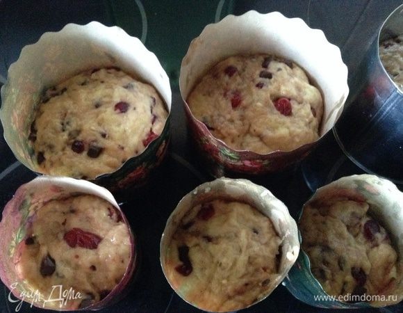 В формы, выстланные бумагой для выпекания, разложить тесто не более чем на ½ высоты. Снова поставить в теплое место для подъема. Духовку разогреть до 180°С.
