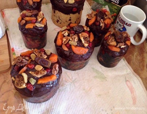 Для шоколадных куличей сделать ганаш: 100 гр шоколада горького, 50 гр сливок 30-35%, украсить орехами и финиками. Еще вкусно, если в тесто с шоколадом вмешать сушенную клюкву или вишню.