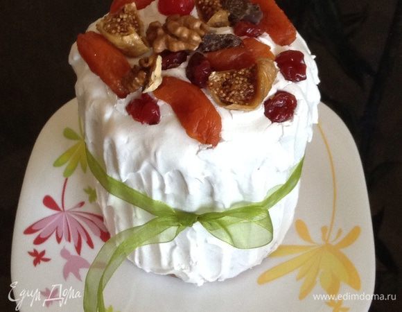 Для куличей с сухофруктами сделать меренгу швейцарскую: на 1 белок добавить 150 гр сахарной пудры, довести до 45 градусов на паровой бане, если нет градусника, попробовать рукой - должно быть слегка теплое. Быстро снять, добавить сок половинки лимона, взбить в крепкую пену. Она очень пластична, можно не только покрывать, но и рисовать. Украсить кулич сухофруктами.