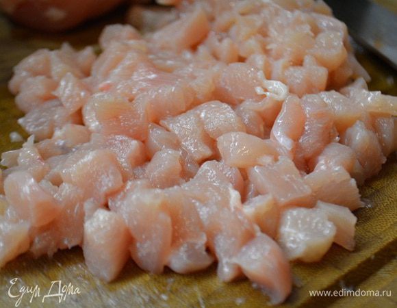 Куриную грудку помыть, обсушить бумажным полотенцем и нарезать мелкими кубиками.