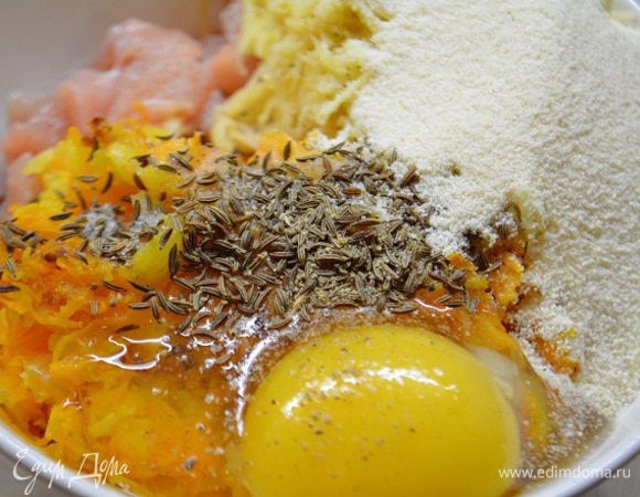 Лук порезать кубиками, морковь потереть на мелкой терке. Обжарить на сковороде до мягкости. Остудить.
Картофель потереть на мелкой терке.
Смешать в миске куриное филе, лук с морковью, картофель, 2 ст.л манки с горой, яйцо, соль, перец и тмин. Вымесить фарш.