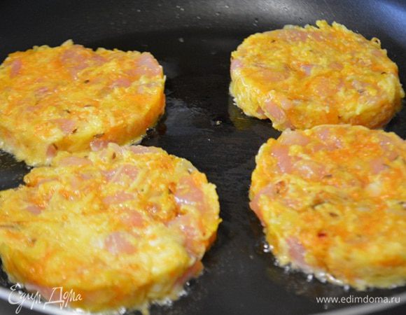 Сформировать котлеты и обжарить с двух сторон до румяной корочки. Жарить где-то по 2-3 минуты с каждой стороны на среднем огне. Готовятся быстро, главное не пересушить.
Из этого количества продуктов получается 8-9 котлет.