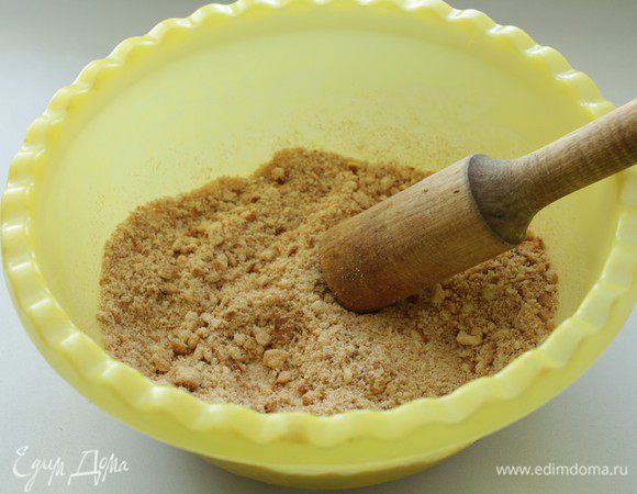 Для основы торта нужно раскрошить песочное печенье в крошку.