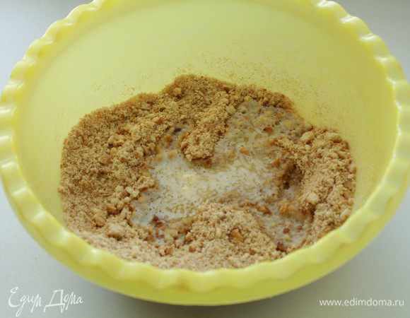 Затем растопить сливочное масло и добавить его к печенью, равномерно перемешать.