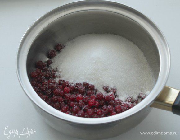 Брусничного варенья у меня не оказалось, поэтому я сварила его из замороженной брусники.