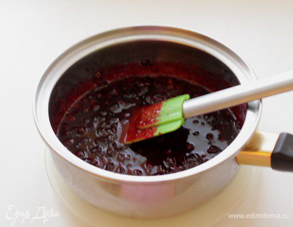 На этом этапе я бы рекомендовала добавить немного желатина или как следует уварить.