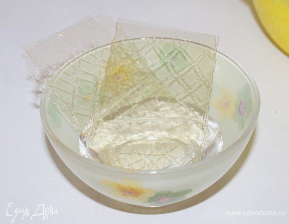 Листовой желатин замочите в холодной воде.