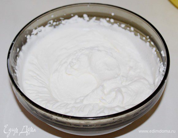 Сливки взбейте в крепкую пену (отложите при этом 20-30 мл сливок в сторону)