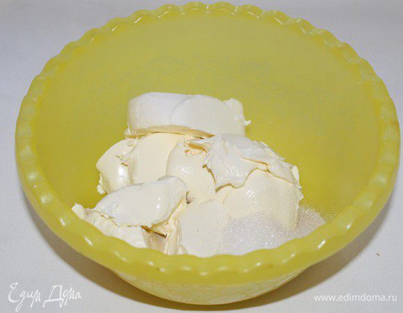 Взбейте творог, маскарпоне, сахар и ванильный сахар.