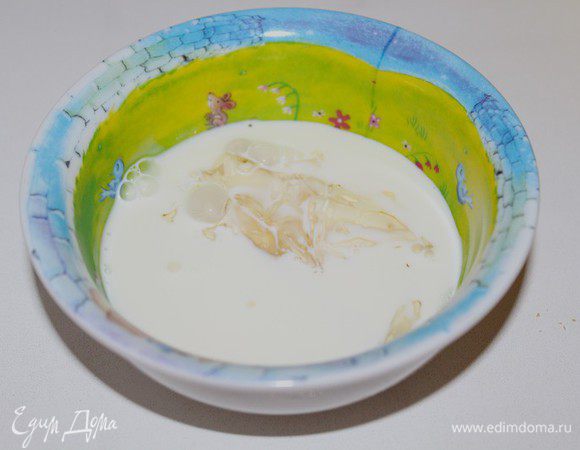 Отставленные сливки нагрейте (но не кипятите) и залейте ими желатин, размешайте.