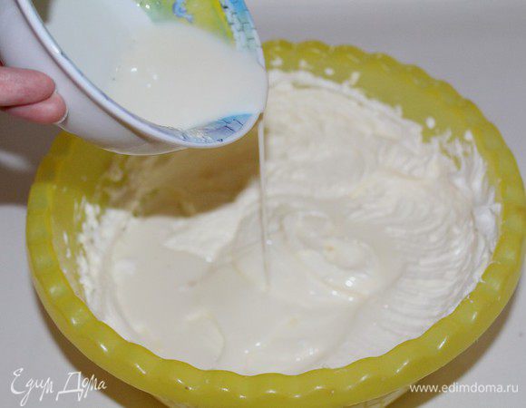 Затем тоненькой струйкой добавьте желатиновую массу.