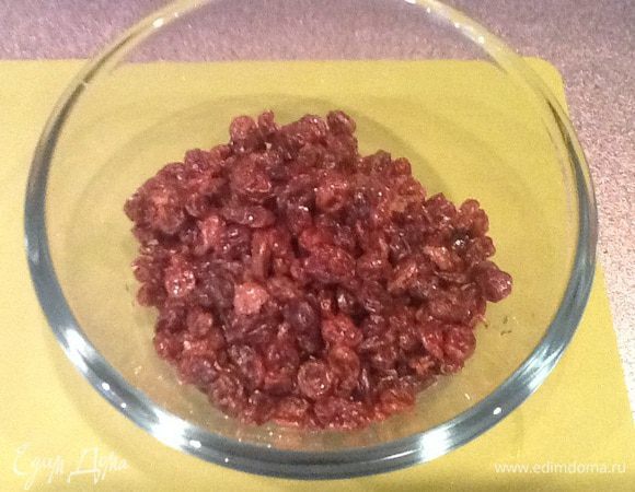 Замочим изюм, затем промоем его и обсушим.