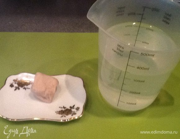 Бертине советует дрожжи втирать в муку, но я храню их морозилке, поэтому развожу дрожжи в теплой воде.