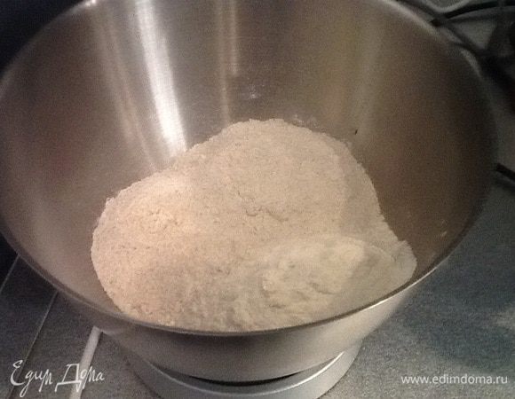 В чашу кухонного комбайна насыпаю три вида муки.