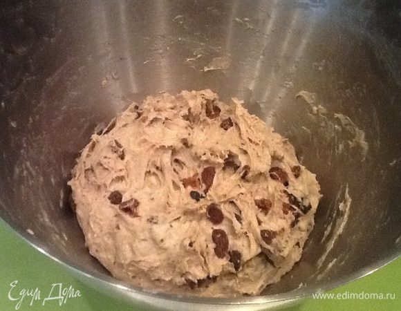 Тесто достаточно вязкое, я еще немного руками собираю его в шар и оставляю подходить на один час.