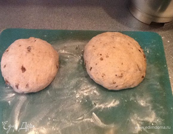 Затем достаю тесто из миски, делю на два кусочка, формирую два шара и оставляю под полотенцем на 10 минут.