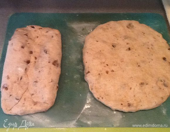 Формирую батоны: каждую часть разминаю в прямоугольник, загибаю сначала верхнюю часть к центру, затем нижнюю, складываю и запечатываю батон.