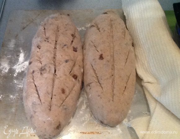 Через час делаю надрез и ставлю выпекать хлеб.
Разогреваю духовку до 230 градусов, опрыскиваю водой стенки духовки, сажаю хлеб, минут через 10 убавляю t до 210 градусов. У меня печется 30 минут.