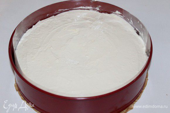 Творожно-сливочную массу уложить на брусничный слой и убрать торт в холодильник на 4 часа.