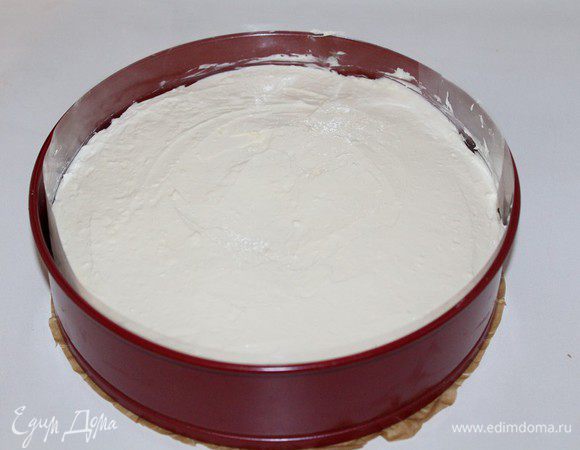 Творожно-сливочную массу уложить на брусничный слой и убрать торт в холодильник на 4 часа.