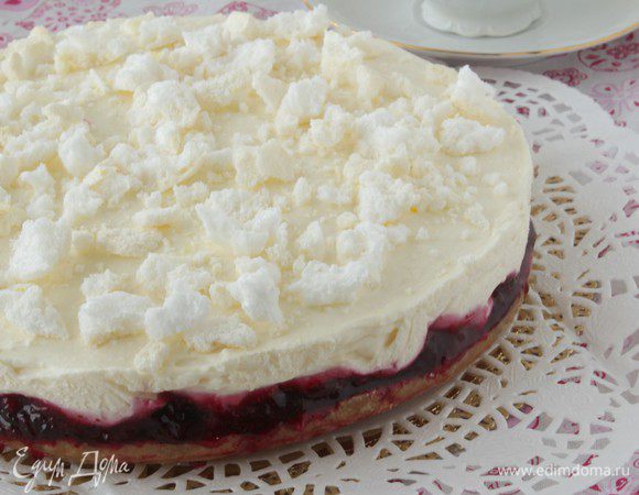 Торт достаньте из формы. И непосредственно перед подачей раскрошите безе на поверхность торта, украсьте ягодами.