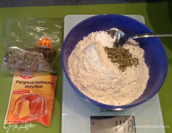 Из муки, воды, соли, масла, разрыхлителя и орегано замешиваем тесто. Если будет очень сухо, добавьте еще немного воды.