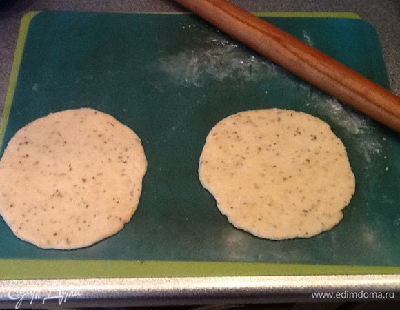 Вымешиваем тесто до однородности, делим на два кусочка и раскатываем основы для пиццы приблизительно 13 см диаметром.