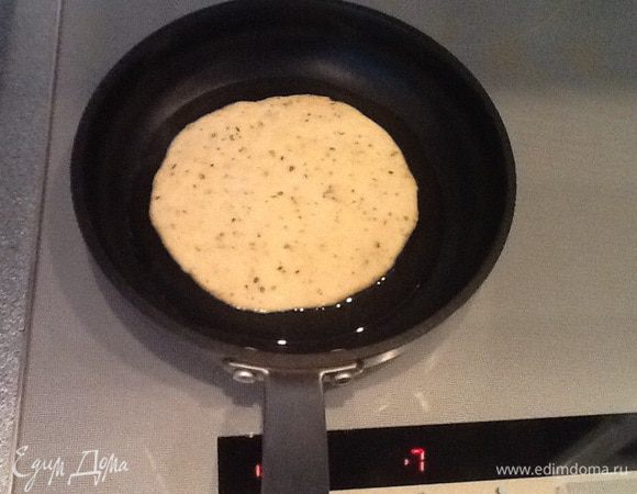 Разогреваем масло в антипригарной сковороде и обжариваем основы с каждой стороны до румяного оттенка. 