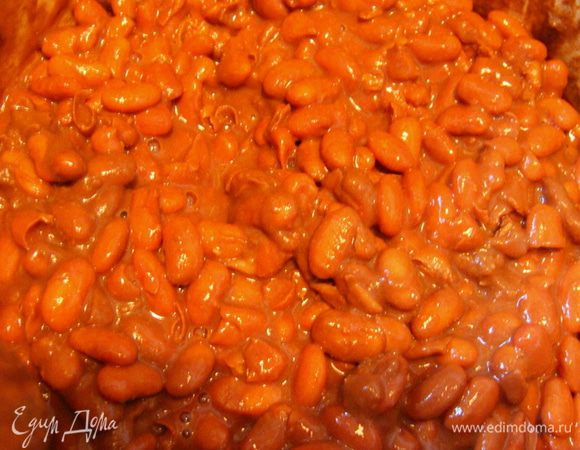 Фасоль лучше замочить заранее, за несколько часов или еще лучше на ночь оставить в воде.
Потом отварить до готовности, посолив ближе к концу варки.