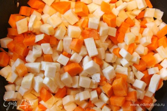 Корень сельдерея и морковь почистить, порезать одинаково. Потушить до готовности, добавив порезанный лук-порей или просто репчатый лук.