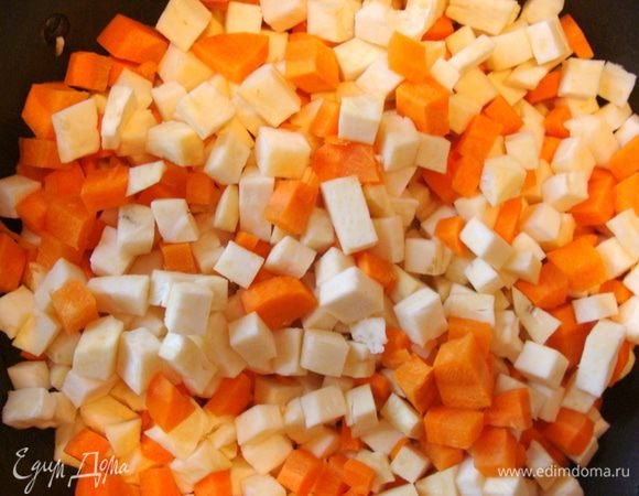 Корень сельдерея и морковь почистить, порезать одинаково.
Потушить до готовности, добавив порезанный лук-порей или просто репчатый лук.