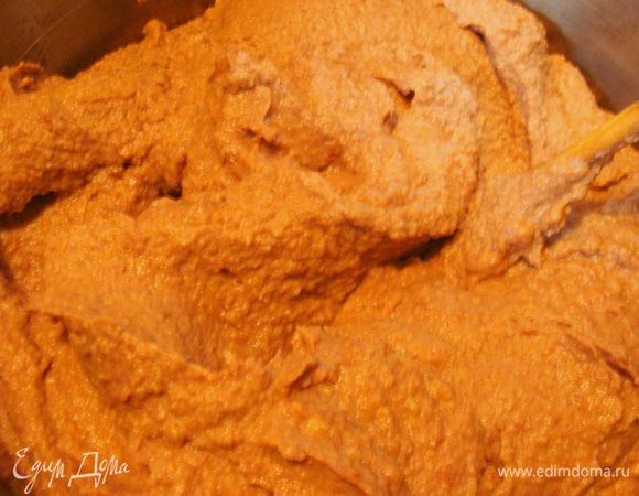 Смешать фасоль и тушеные овощи.
Измельчить блендером в пюре.
Получится густая масса, которую можно использовать как паштет, подав с тостами (часть я всегда откладываю для этого).
Получившееся пюре развести водой до желаемой консистенции, добавить томатную пасту. Пасту можно добавить и в овощи во время тушения, это по желанию.
Закипятить. Добавить приправы и соль по вкусу.