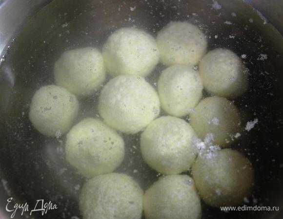 Аккуратно опускаем клецки в кипяток и варим при минимальном кипении пару минут после всплытия. Не передерживайте в воде, иначе клецки растрескаются.
Вынимаем из воды и остужаем.