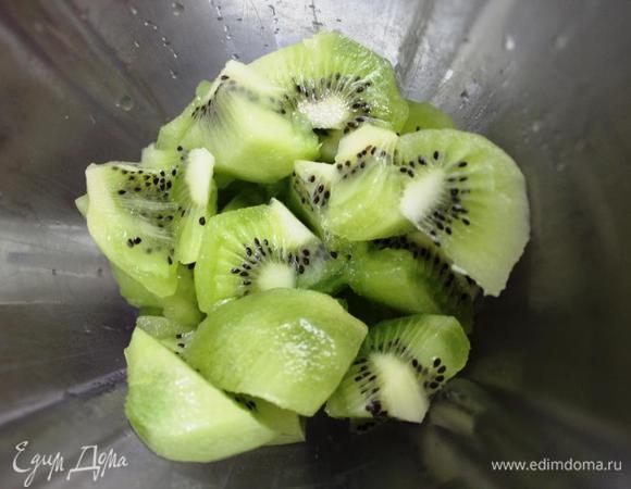 А пока чистим и пюрируем киви.