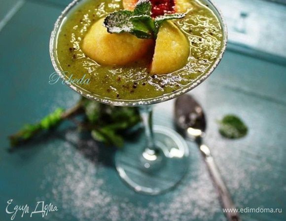 Раскладываем пюре по порционным вазочкам, выкладываем в него клецки, поливаем медом или посыпаем сахарной пудрой по вкусу и подаем, украсив по настроению!
Красота!
Приятного аппетита и радуйте своих близких!