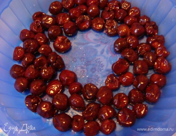 Выложить в силиконовую форму так, чтобы центр остался свободный. Это нужно для того, чтобы корж равномерно пропекся! Очень важно!
