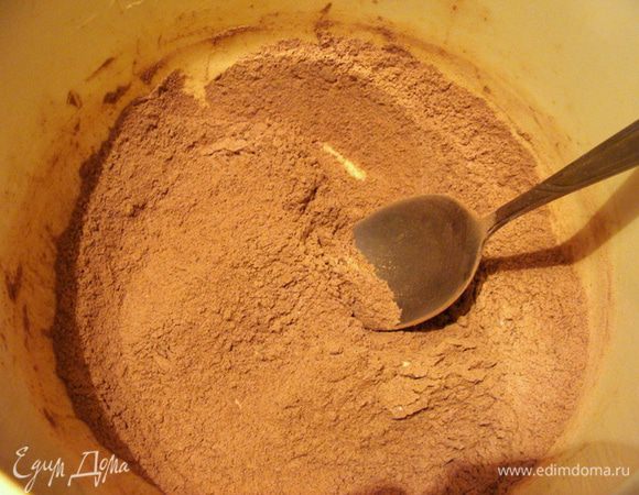 Смешать все сухие ингредиенты.
Столовые ложки муки и какао, я беру с большой горкой!
