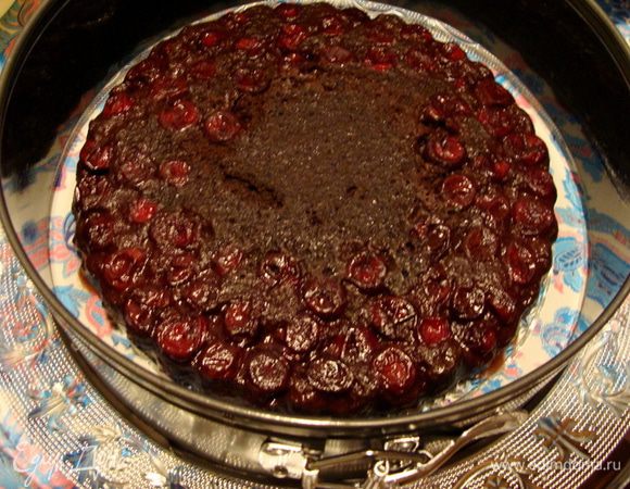 После того, как время закончится, оставить корж в микроволновке на несколько минут и только потом вынуть. Остудить немного и перевернуть на блюдо.
На фото уже охлажденный корж и разъемная форма, которая должна быть побольше размером, чтобы крем покрыл корж со всех сторон равномерно!