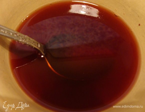 Желатин залить водой, дать набухнуть ему, смешать с соком от вишни и ванилином, разогреть, растворить и остудить.
Кондитерские сливки уже сладкие, их надо только хорошо взбить, потом добавить понемногу охлажденную желатиновую смесь.
Количество сливок и желатина можно регулировать. Первый раз я использовала 300 мл сливок на один торт, последний 500! В ингредиентах указала среднее количество.