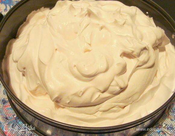 Вылить сливки в форму на корж.
Разровнять ложкой. Весь декор я тоже делаю при помощи столовой ложки.
Убрать торт в холодильник до полного застывания.