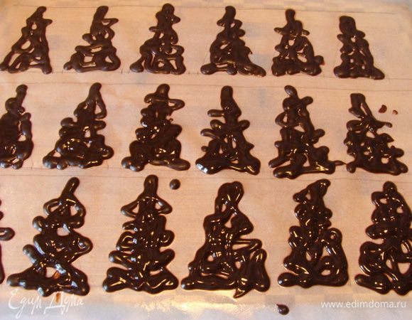 В этот раз для украшения тортика я использовала шоколадные фигурки.
Для этого, нужно растопить шоколадные капли с небольшим количеством масла (или маргарина, или тех же сливок) и выдавить через кондитерский мешок, на смазанную маслом пекарскую бумагу. 
Чтобы шоколад легко было снять, нужно на несколько минут убрать его в морозилку.