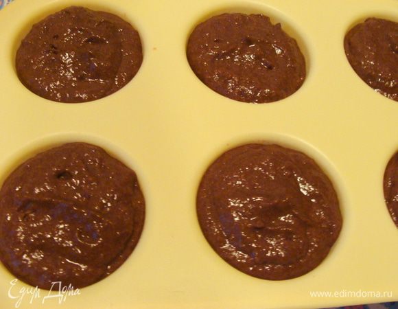 Тесто разложить по формочкам сверху ягод. 
Заполнить формы можно почти до конца, ничего не должно вылезти, убежать во время приготовления. Тесто поднимается не сильно, но потом все равно опустится. Выпекать 5-6 минут.