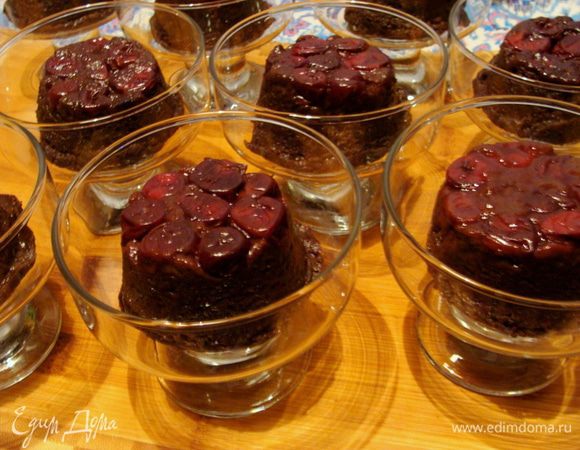 Удобнее конечно использовать формы отдельные, чтобы было легче переворачивать и вынимать по одному кексику. Но я и так приспособилась, что делать :)

Полностью остудить бисквитики.