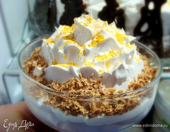 Сливок, конечно, понадобится поменьше. У меня 300 мл.
Все так же - сливки с соком и желатином.
Столовой ложкой выложила на бисквитики и сформировала что-то типа цветочка.
Украсила золотой пудрой и натертой шоколадной конфеткой.