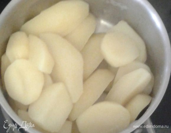 Для начала шесть средних картофелин поставим вариться. 